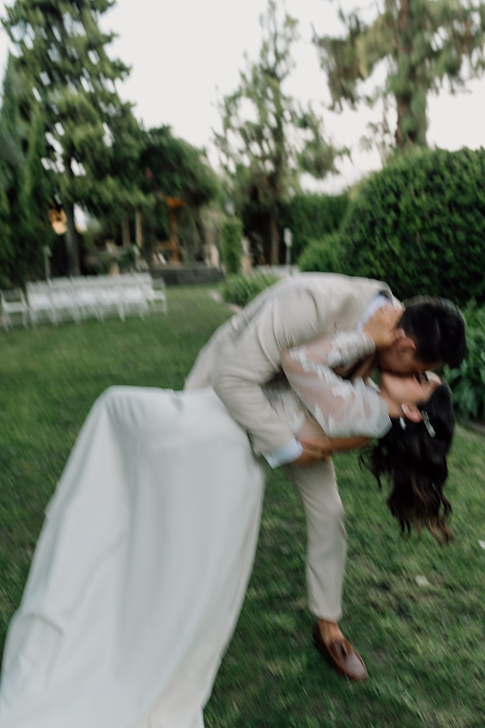 Pareja enamorada en un paisaje de boda.