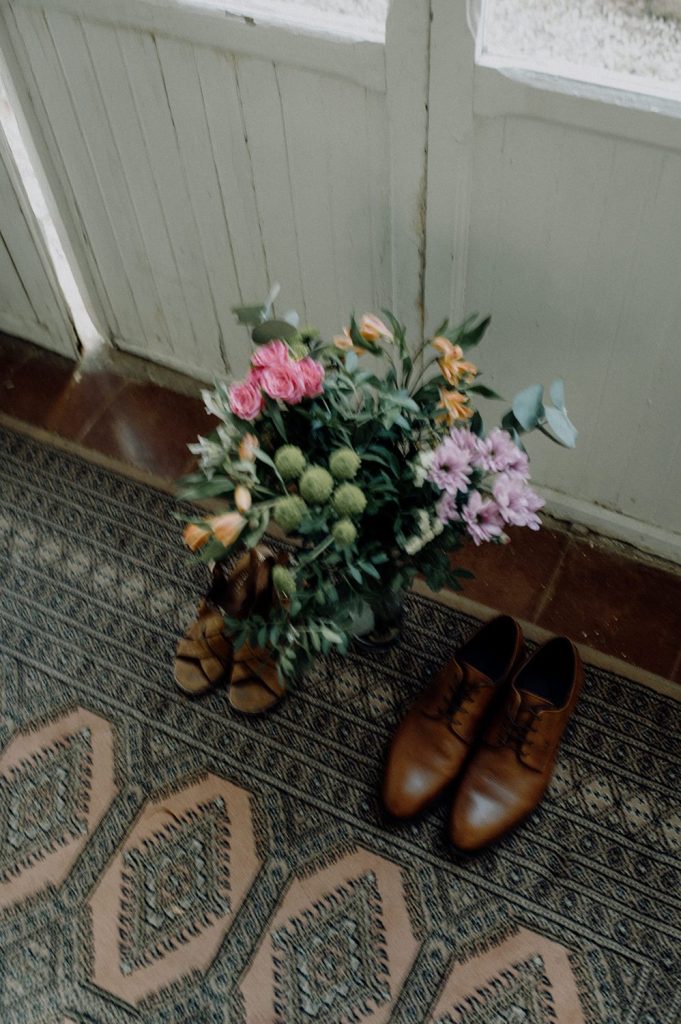 Bouquet and shoes from a bride and a groom in their elopement